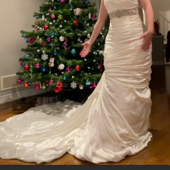 Stunning wedding dress sz 14. - Picture 3 of 5